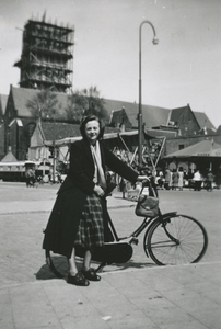 876024 Portret van mevr. van der Horst, werkneemster van het warenhuis V&D (Lange Viestraat 5-13) te Utrecht, met haar ...
